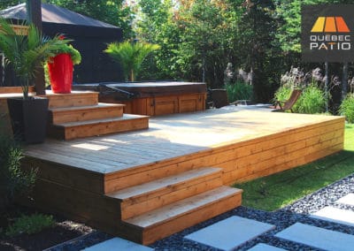 construction de patio en bois traité avec spa